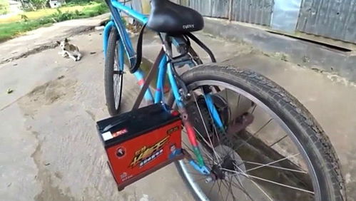 印度大哥用中国电池制作的电动自行车,车子简单好用,速度还很快